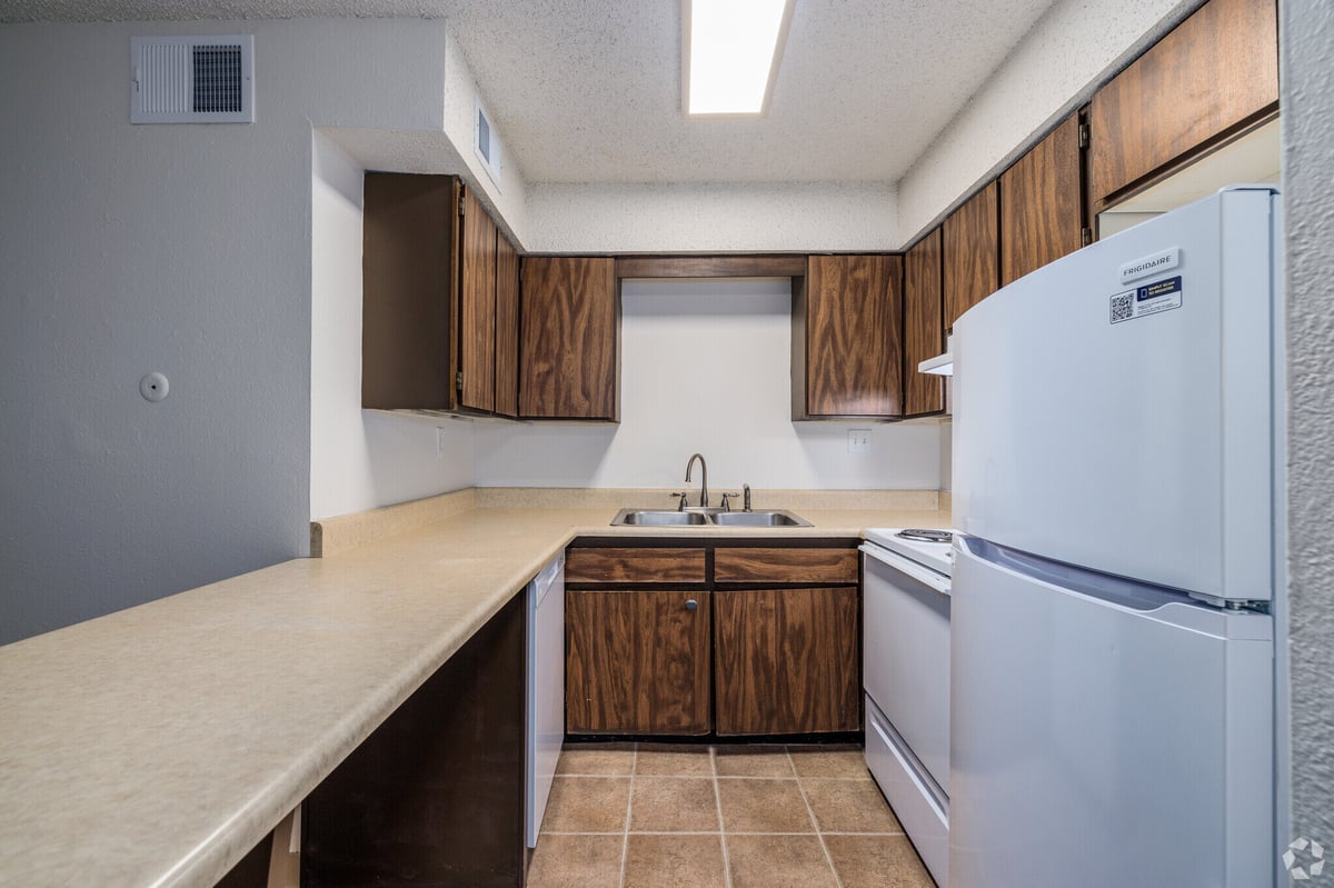 cherry-plaza-springfield-mo-2br-2ba---750sf---kitchen