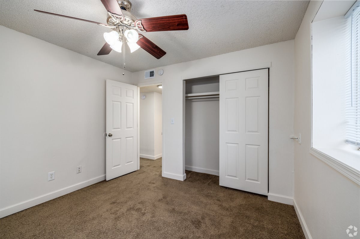cherry-plaza-springfield-mo-2br-2ba---750sf---primary-bedroom